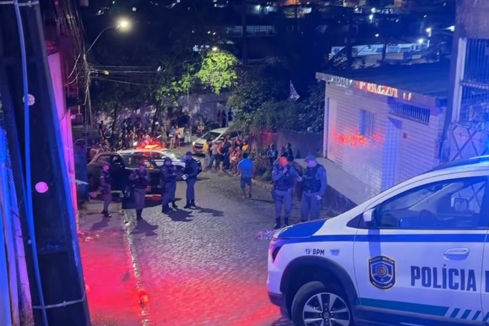 Mulher morre atropelada por carro desgovernado no Recife após motorista ser baleado