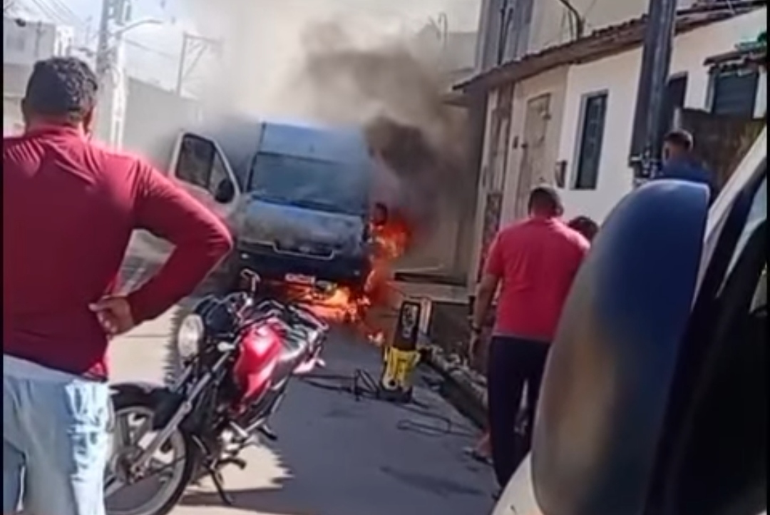 Van é destruída por incêndio em Goiana; ninguém fica ferido