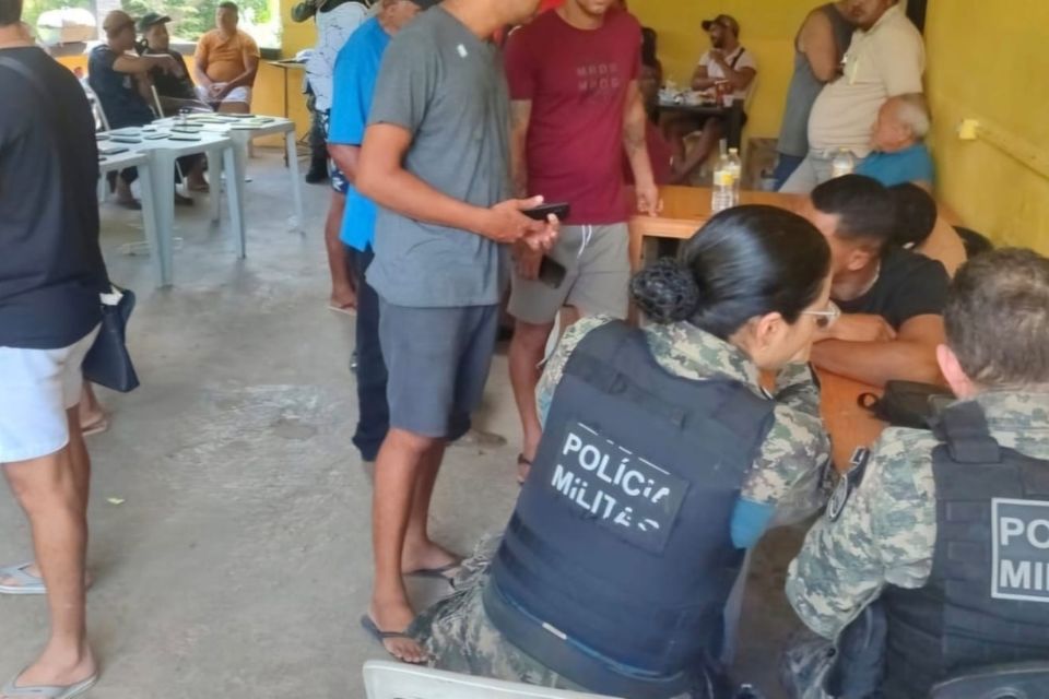 Polícia desarticula rinha de galos e detém 52 pessoas em Timbaúba