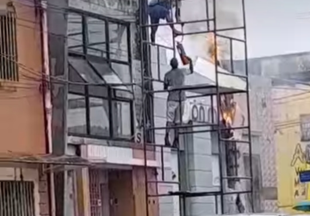Incêndio em fachada de clínica na Rua da Baixinha em Goiana