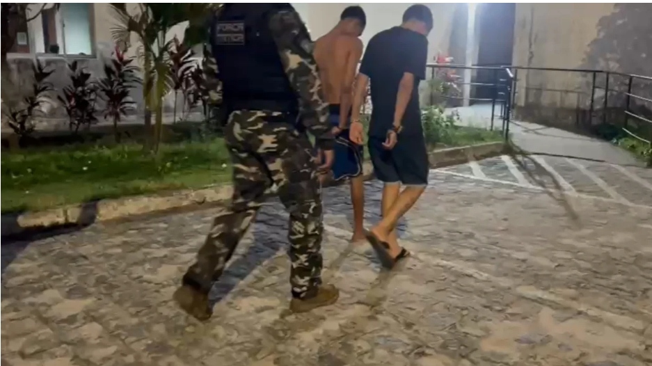 Dupla é presa suspeita de assaltar farmácia no José Américo
