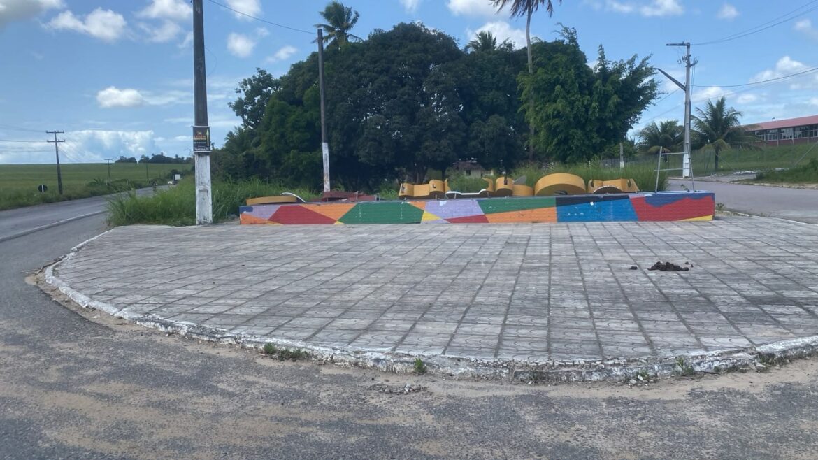 Placa de saudação “Bem-vindo a Caaporã” é alvo de vandalismo por aquele que fazem oposição ao trabalho do prefeito Chico Nazário lamenta ação